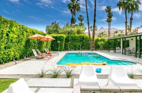 Palm Springs House | The Popsicle House - SWEET Mid Century Modern Home