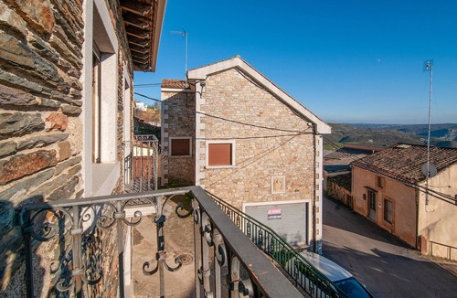 Saucelle House | This cozy cottage with a beautiful view can accommodate the whole family.