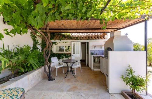 Alozaina House | Tiny house 12m2 "ANTON PIECK" in holiday park with 55 m2 pool