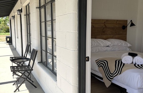 Red Bluff Hotel | Triangle Motel