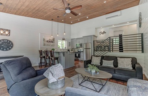 Douglas City House | Trinity River Modern Farmhouse: Private Boat Launch, Fire Pit, outdoor games