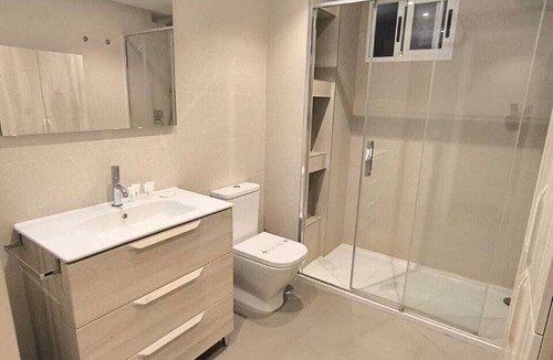 Cotos Bed & Breakfast | Tu Espacio Privado en Chamartín | Confort & Estilo