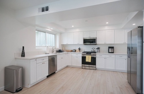 Greenbriar House | Upscale 3BDR House/w Stunning Views & Pool House