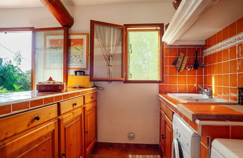 Ceyreste House | Vacation Home "Les Oiseaux" with Mountain View, Private Garden & Wi-Fi