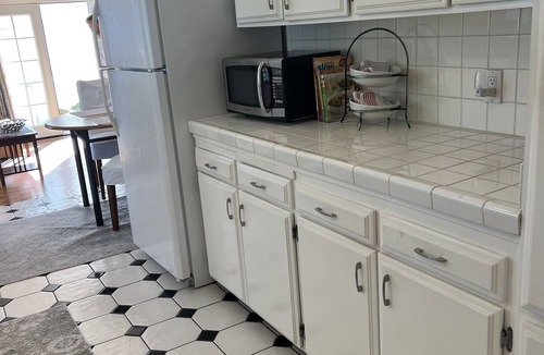 Valley Glen House | Valley Village Charmer that’s pet friendly w a huge back yard!