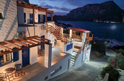 Kamari Apartment | Vasilis Studios