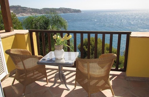 Almunecar Villa | Villa "Casa Heidi" with Sea View, Pool, Balcony, Air Conditioning & Wi-Fi