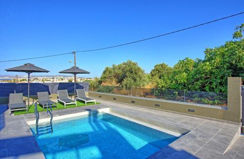 Kato Galatas Villa | Villa Maripol by PosarelliVillas