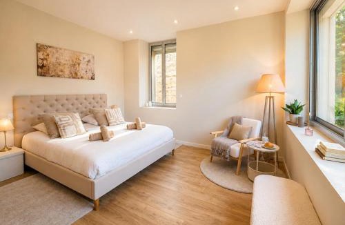 Orange Apartment | Villa Prestige - Maison d Hôtes avec Piscine, Billard et Parking Privé - Centre 5 min - Proche A7-A9