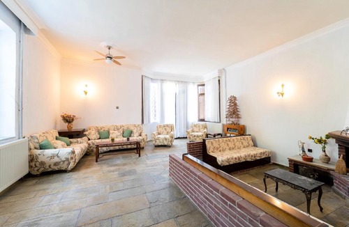 Nea Peramos Ski Chalet | Villa Sofia Nea Peramos