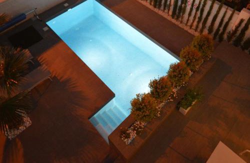 Quesada Villa | Villa with Garden & Roof Deck