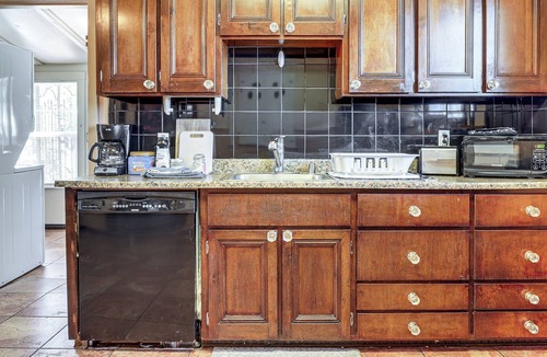 Clearlake Cottage | Watefront Getaway w/Mtn Views & Dock in Clearlake