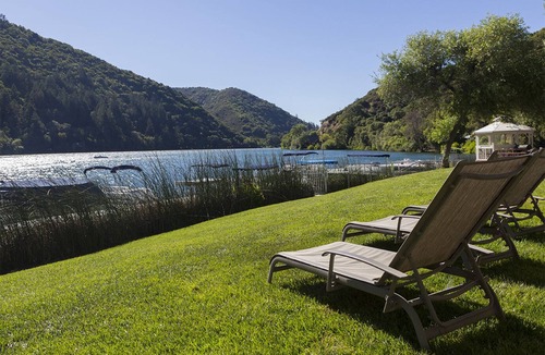 Upper Lake Cabin | Waterfront Queen Jacuzzi Room - The Lodge At Blue Lakes