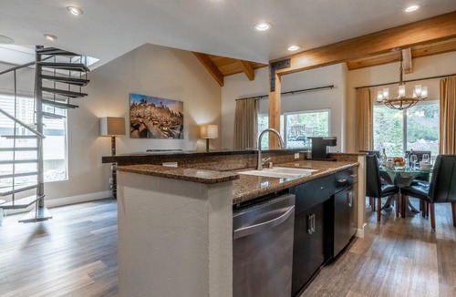 Mammoth Lakes House | Western Slope Villa 22