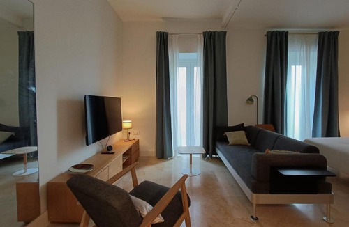 San Lorenzo Apartment | White Suite Alameda