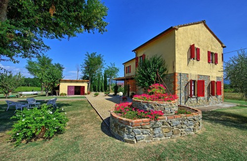 Le Piazze Villa | Wonderful private villa with WIFI, private pool, TV, pets allowed, panoramic view, close to Arezzo