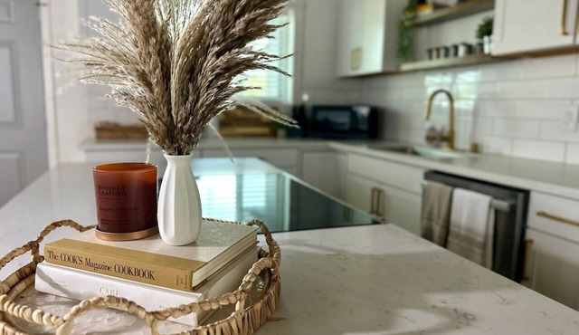 2 Bedroom Luxe Design - Upscale Kitchen