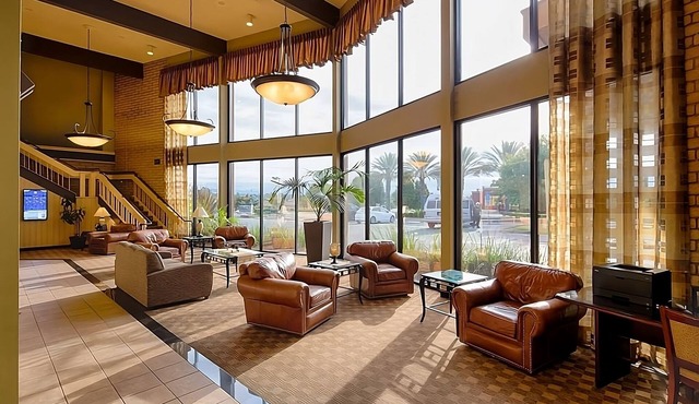 2 Relaxing Units! Outdoor Pool, Parking, Pets Allowed, Near River Side Park!
