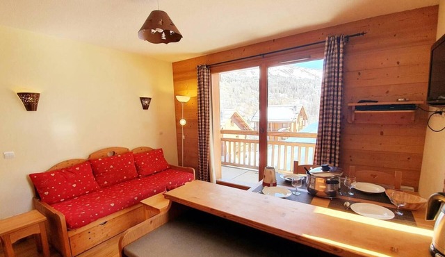 200m from shops, 4th floor, swimming pool, balcony, parking, tv, ski locker, 32m², Vars