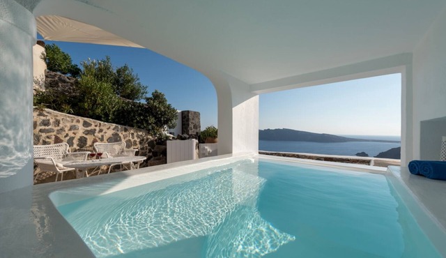 3 bedroom luxury villa at Oia with fantastic sea views and jacuzzi pool