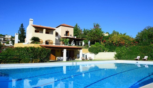 3 bedrooms (shared pool with 1 house)