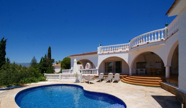 5 BED 3 BATH VILLA WITH PRIVATE POOL & ROOF TERRACE