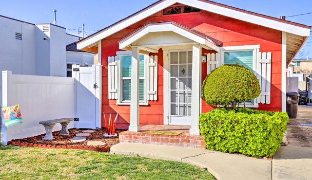 7 Mi to Downtown: Long Beach Bungalow w/Patio!