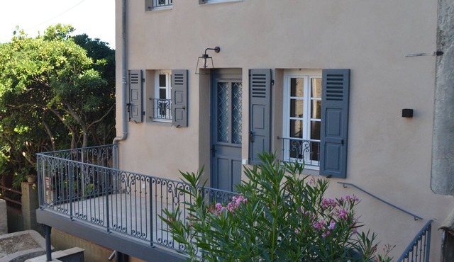 Air-conditioned apartment with a terrace in the center of Grimaud, 5 minutes from the sea.