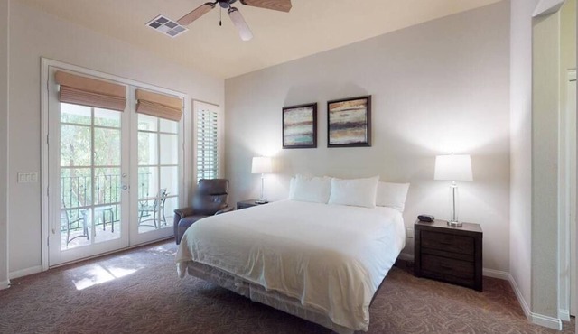 An Upstairs Studio with a King Bed and Private Balcony a Secluded Greenbelt!