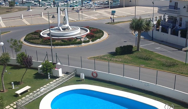 APARTMENT- CHIPIONA, GARAGE, POOL NEAR THE TOWN CENTER AND BEACH, INTERNET,