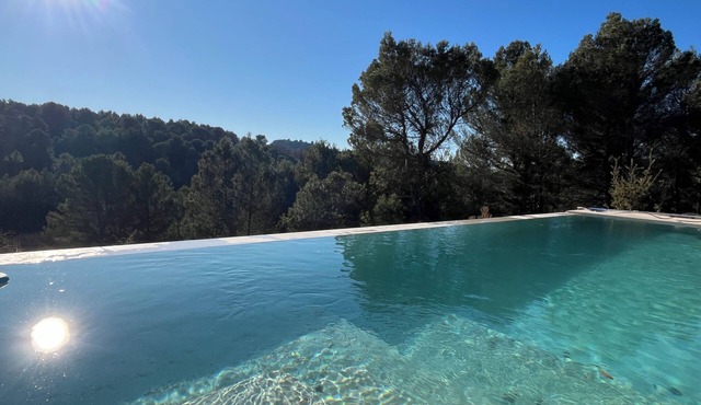 Architect-designed villa Le Panda Blanc. Nature and absolute calm. At the gateway to the Luberon