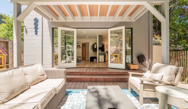 Bay Area Getaway -The Best in Downtown Mill Valley - Tesla Charger ,Yard FirePit