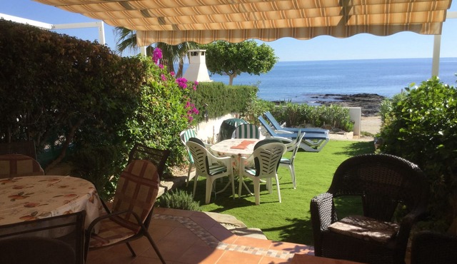 Beach front 3 double bedroom house, pool, pets, garden 40' from sea. NEW BBC ITV