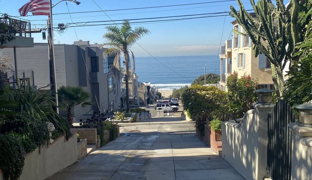 Beach Home 3 blocks to the white sand.please no children under the age of 7.