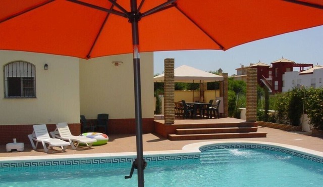 Beach Villa, Fabulous Large Private Pool, 2 Mins to Beach, Sunday to Sunday Rent