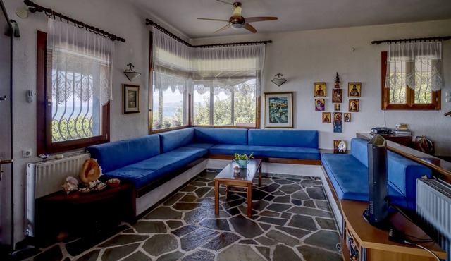 Beachfront villa with huge garden, 3br, Halkidiki