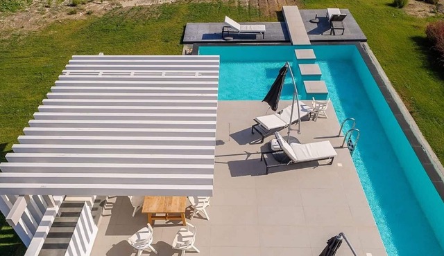 Beautiful private villa for 6 guests with A/C, private pool, WIFI, TV, terrace and parking