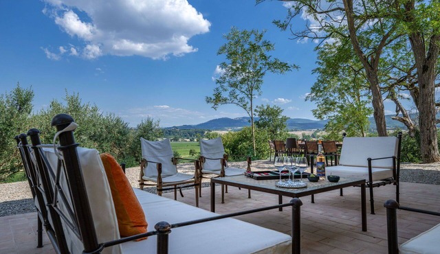 Beautiful private villa with private pool, WIFI, A/C, TV, patio, panoramic view, close to Montalcino