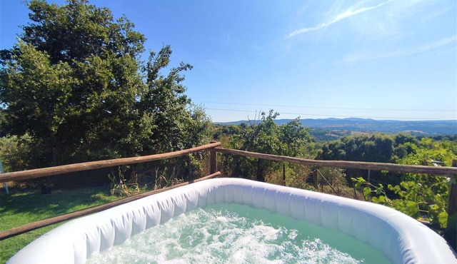 Beautiful private villa with hot tub, WIFI, TV, terrace, pets allowed and panoramic view