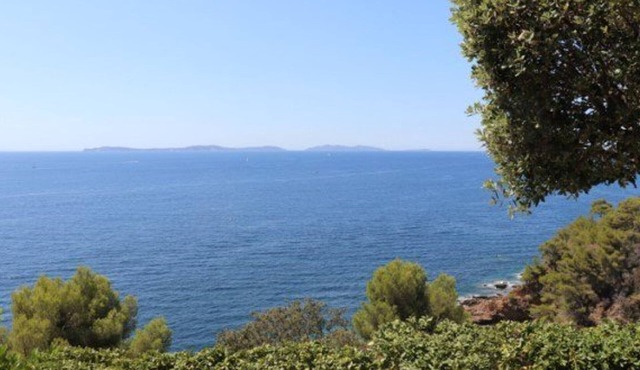 Beautiful villa in Cavalaire-sur-Mer with pool and sea view
