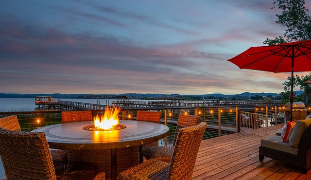 Beautiful waterfront Lakehouse w/stunning sunset views!