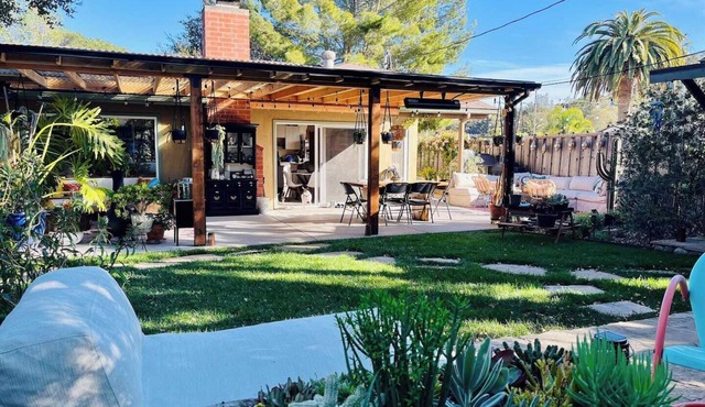 Boho Bungalow Retreat: Spa, Ice Bath, Sauna, Tea Bar, Garden, Chickens, & Events