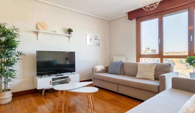Bright and spacious on the Barakaldo estuary