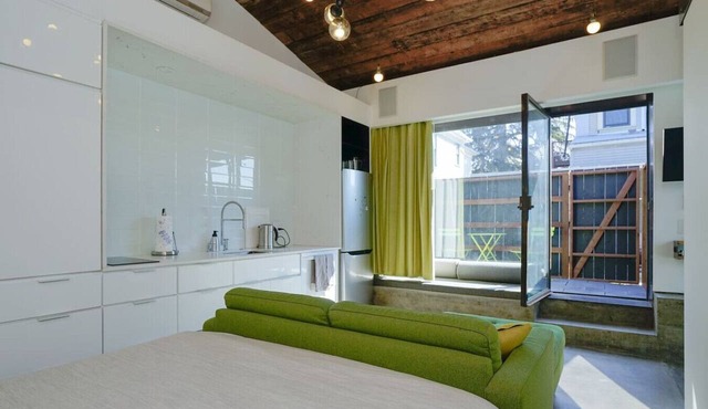 Bright Minimalist Studio Walkable to Piedmont Ave
