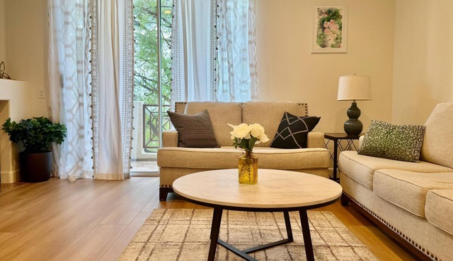 Bright & Spacious 2BR Condo, 20 min to Beach & Disney