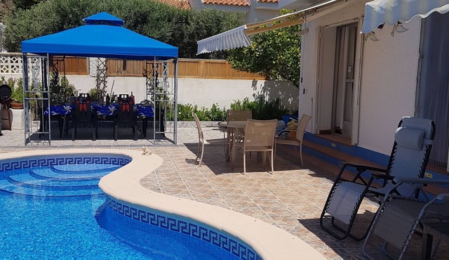 Bungalow With Private Pool & Garden, Sea Views & parking, internet some air con