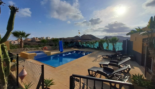 "Cabaña marinera" Villa with jacuzzi and swimming pool 1 km from the beach, with billiard.