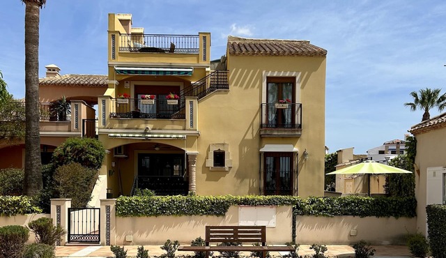 Casa Estrellas, 2 beds, 2 bathrooms, poolside location, private garden, WIFI