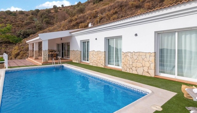 Casa Rural La Verónica Sayalonga by Ruralidays
