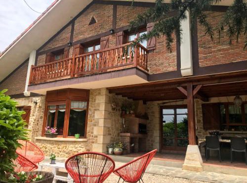 Caserio Arrigorri Casa Rural familiar con Jardín y Vistas al Gorbea, Álava